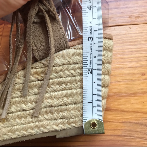 Minnetonka Beige Tan Leather Sandal Wedges, EUC, 7 - Picture 7 of 10